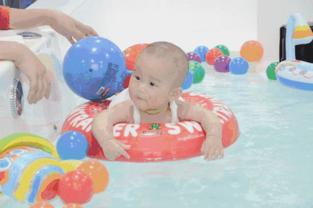 婴儿很忙碌 每天要小睡,吃奶和展示可爱等 一个baby spa  抚触对宝宝
