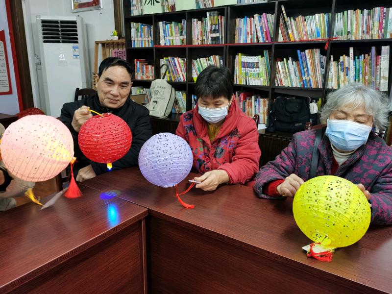 革新社区开展“喜迎元宵节 巧手做花灯”活动2.png