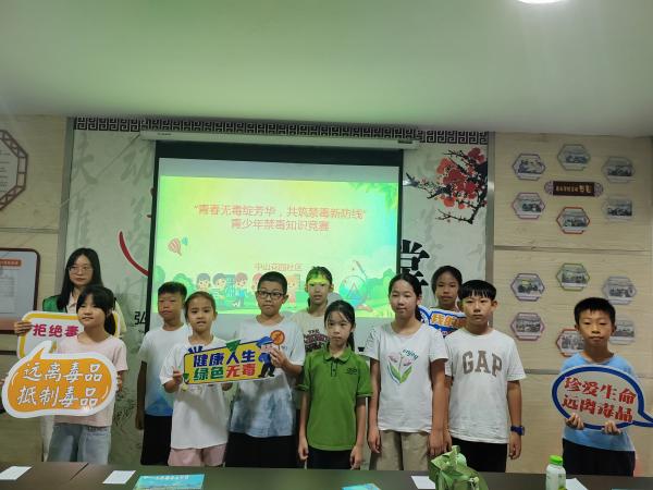 图9：青少年拿禁毒手举牌合影留念.jpg