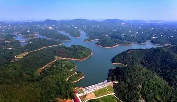 云峰湖"群山环抱,水域总面积1500余亩,蓄水量540万立米,为长株潭三市