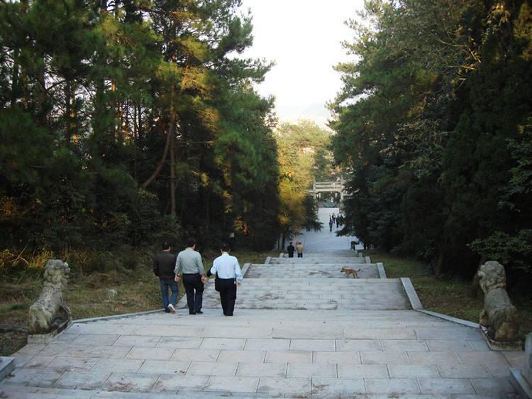 湘山森林公园景区是以"古,红,绿"为特色,是炎陵三大旅游景区之一.