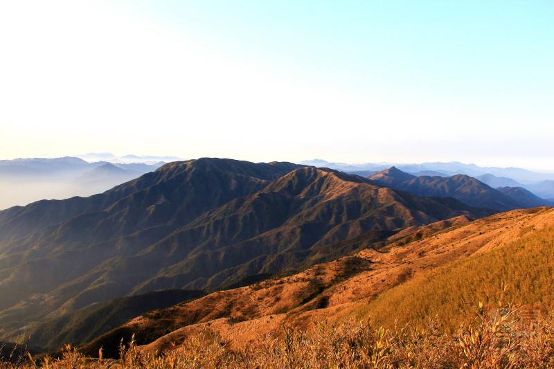 酃峰位于湖南省炎陵县策源乡梨树洲风景区的东南,湘赣两省分界处,以