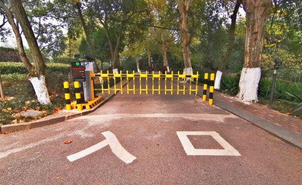 神农公园设置智能门禁,规范统一出入口.