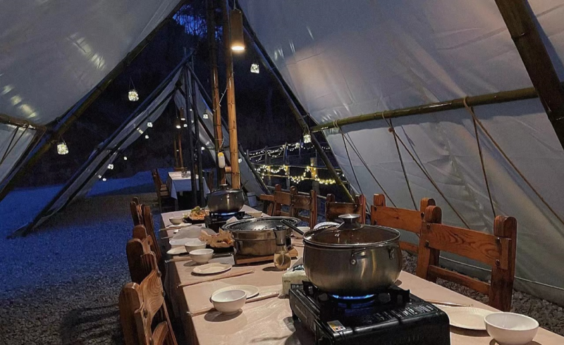 美好的春日周末 野炊露营赏烟花